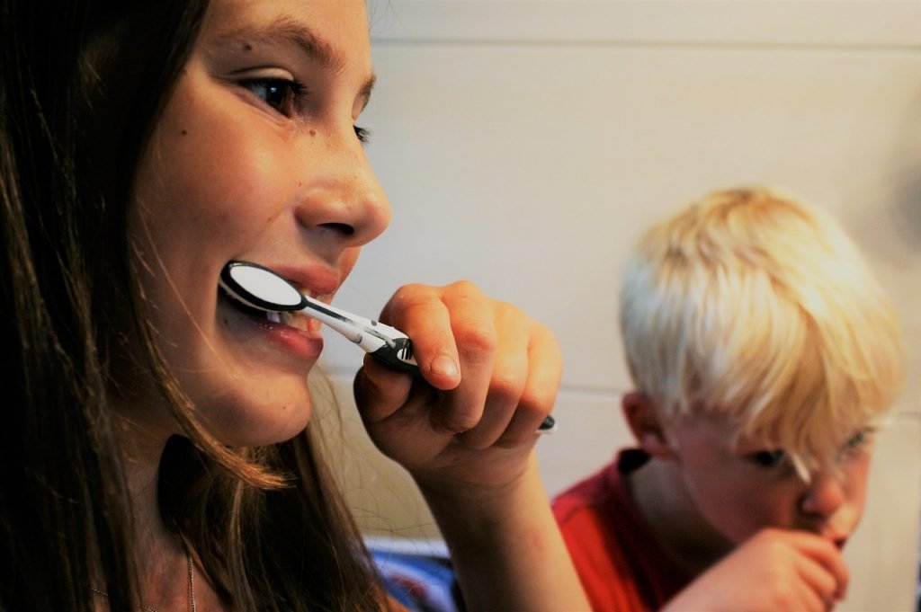 Niños cepillándose con un correcto cepillado de dientes