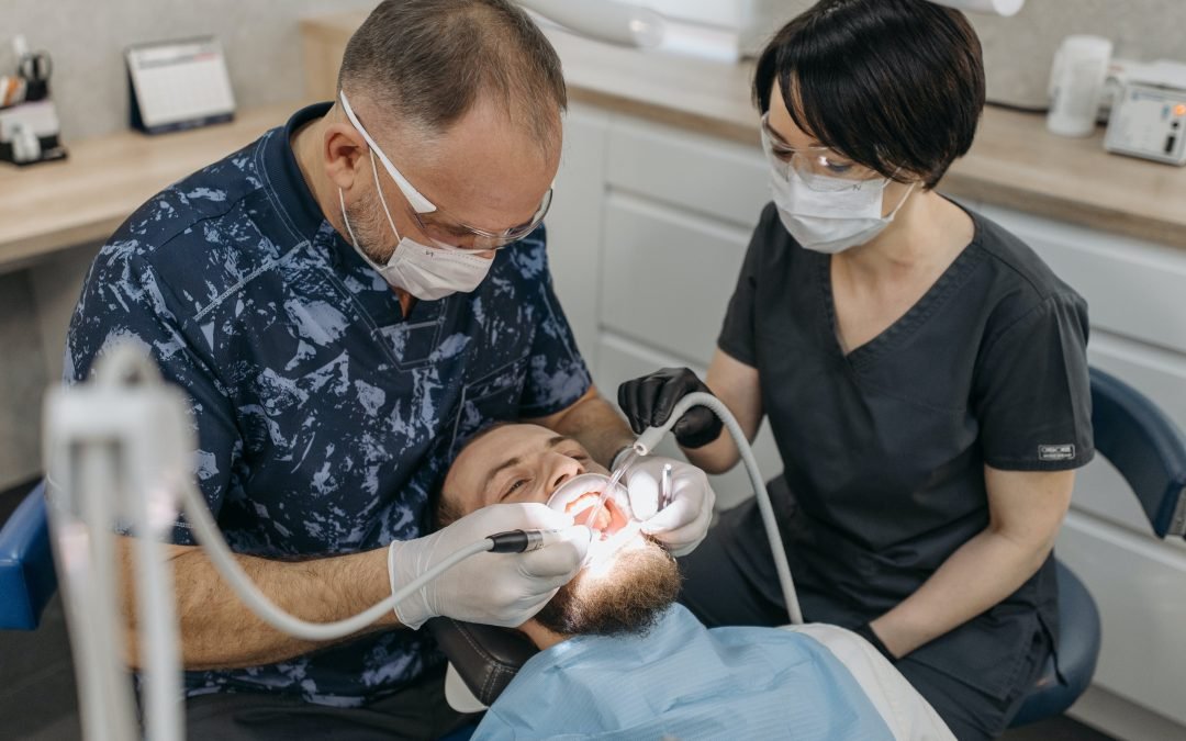 Hombre siendo tratado por caries en los dientes