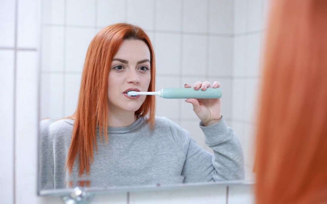 mujer joven cepillándose con una correcto cepillado de dientes