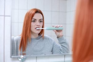 mujer joven cepillándose con una correcto cepillado de dientes