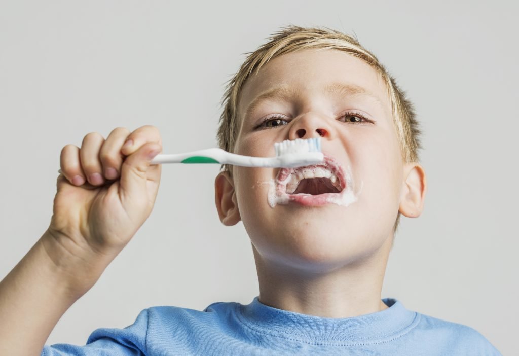 Niño cepillandose para prevenir caries en niños