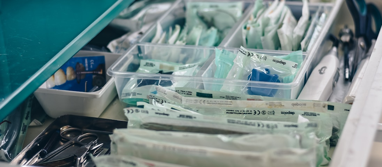 Instrumental dental sellado en bolsas de esterilización, ilustrando los protocolos de seguridad y esterilización para procedimientos bajo sedación.