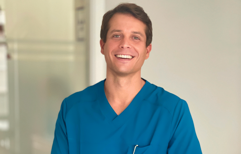 Foto de perfil del Dr. Jorge Luis Garnier, Director y especialista en Cirugía Bucal, Periodoncia e Implantología, ofreciendo soluciones avanzadas.