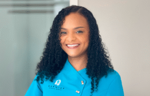 Foto de perfil de la Dra. Victoria Eugenia Ortiz, especialista en Odontología Restauradora y Estética, enfocada en estética dental natural y duradera.