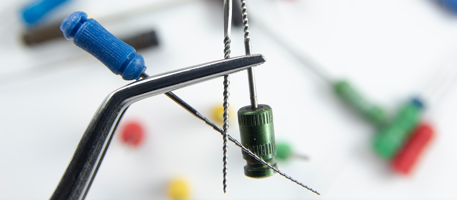 Primer plano de limas e instrumentos utilizados en el tratamiento de Endodoncia, cuidando la salud de la sonrisa desde la raíz.