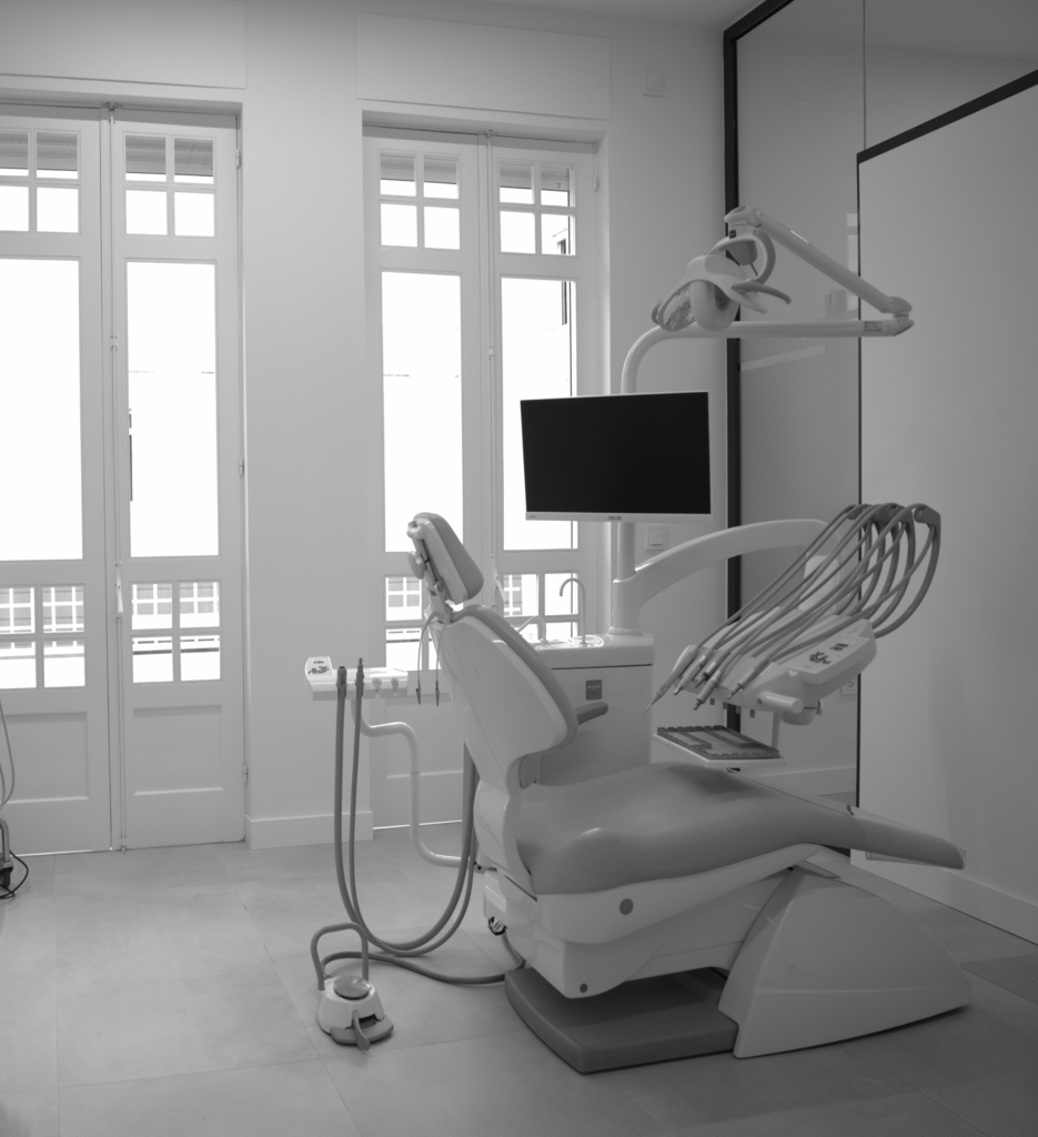 Interior de una clínica dental en Tenerife con sillón de última generación y ambiente profesional.
