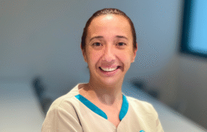 Foto de perfil de Goretty Martín Febles, Auxiliar de Odontología, que ofrece apoyo cercano y seguridad constante al paciente.