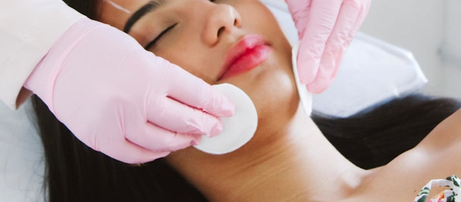 Primer plano de un tratamiento facial con almohadillas, ilustrando técnicas mínimamente invasivas para rejuvenecer y armonizar los rasgos de la Medicina Estética.