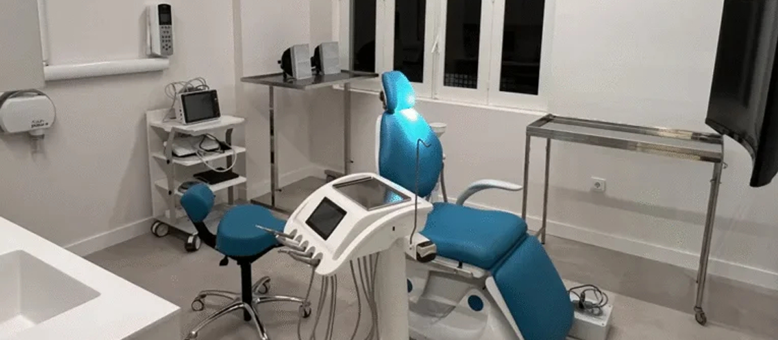 Sala de atención dental especializada y equipamiento adaptado para pacientes con diversidad funcional.