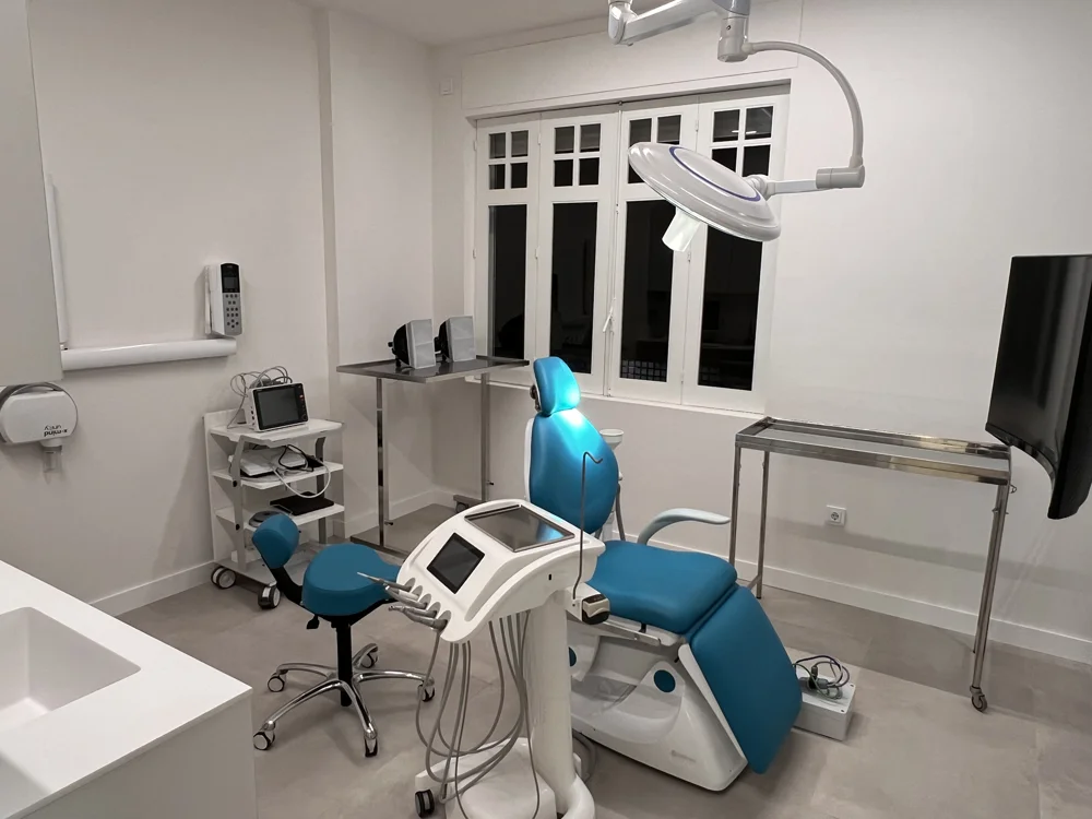 Sala de tratamiento dental con sillón y equipos adaptados para la atención de pacientes con diversidad funcional (especiales).