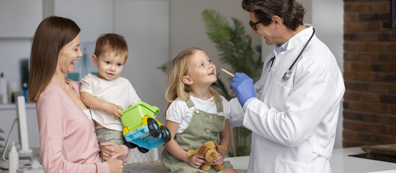 Banner de servicio de Pediatría: Médico revisando la garganta de una niña con su madre y su hermano bebé.